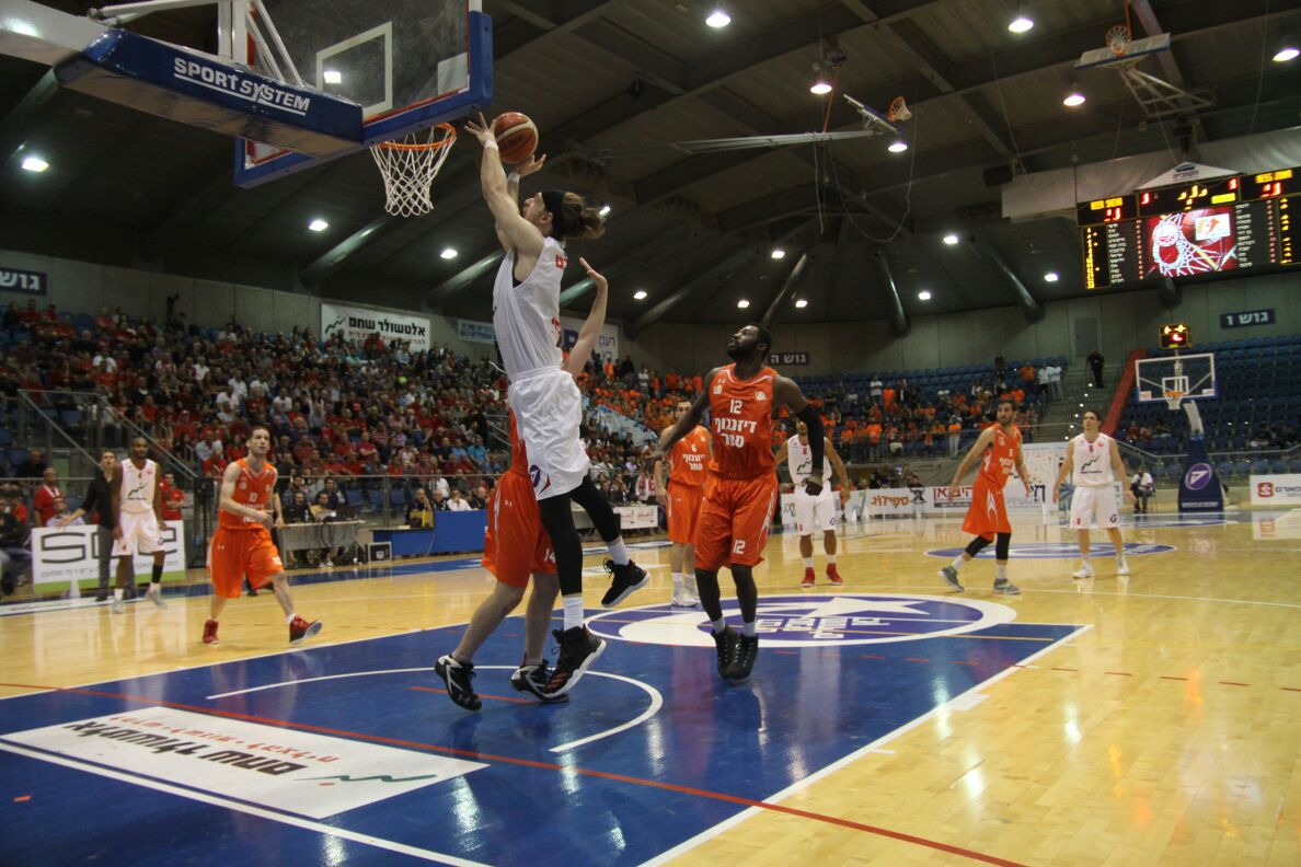 בן אייזנהרט עולה גבוה. מוציא לפועל מפתיע (צילום: שי מוגילבסקי)